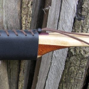 Essen boog zelf te maken met het DIY doe-het-zelf pakket van Zelfbogenmaken, ingezoomd op het handvat.
