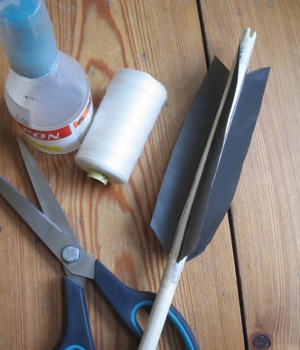 Voorbeeld van een hazelaar houten pijl die zelf te maken is met de zwanenveren en ganzenveren die te koop zijn bij Zelfbogenmaken.