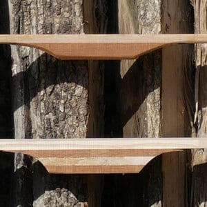 Geschaafde essenhouten (es) boogstaaf om een handboog mee te bouwen, close-up van de structuur van het handvat.