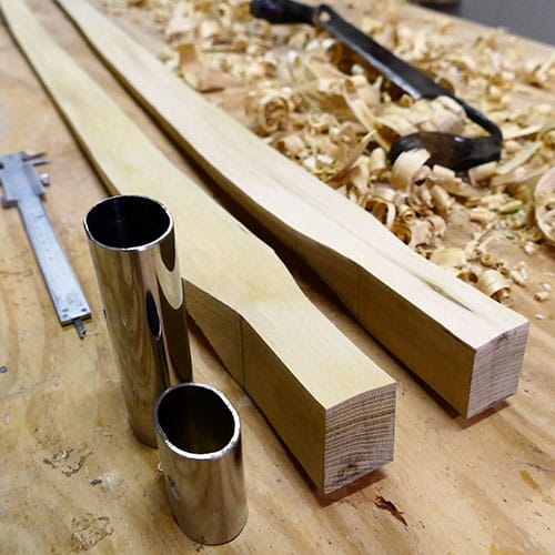 Houten boogstaven (werparmen) van robinia en metalen handvaten voor een deelbare zelfgemaakte handboog.
