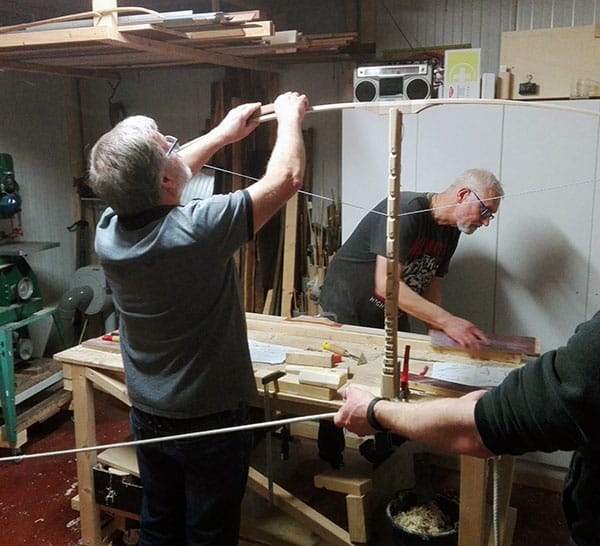 Een workshop van Jan van der Veen, met een cursus zelf pijl en boog maken, tijdens het onderdeel schaven en tilleren.